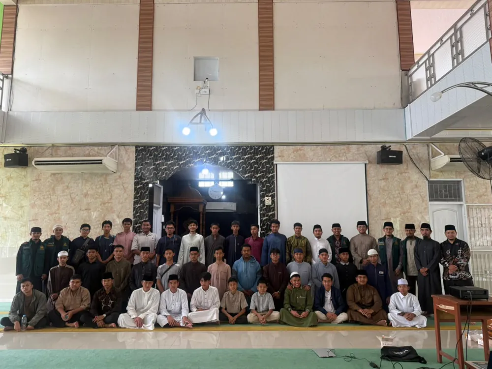Peserta dan panitia Roadshow Talkshow Kampus FKMM di Masjid Al-Hakim, Padang