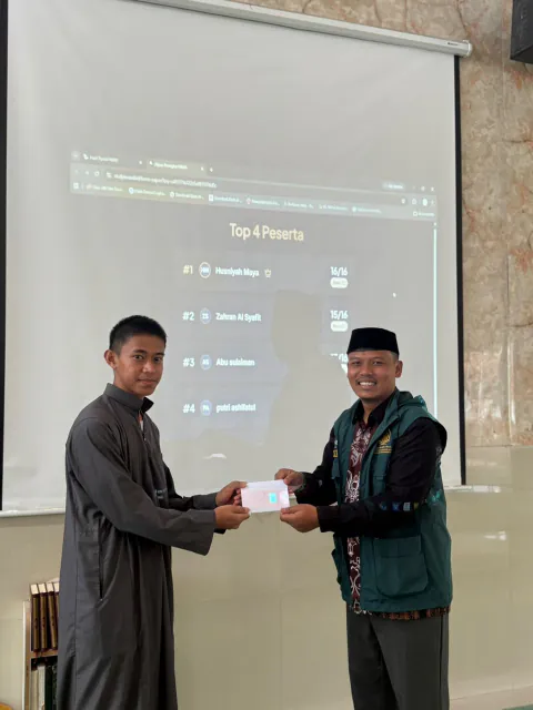Papan peringkat tryout Hamzah StudiSaudi ditampilkan langsung saat pembagian hadiah di roadshow FKMM